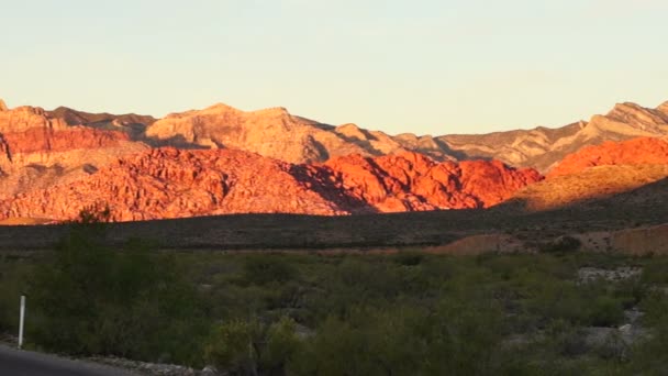 Két sáv autópálya vezet a Red Rock kanyon Las Vegas Usa — Stock videók