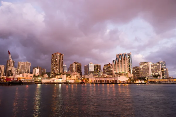Night Falls Honolulu Downtown City Skyline Metallica 's Hawaii США — стоковое фото