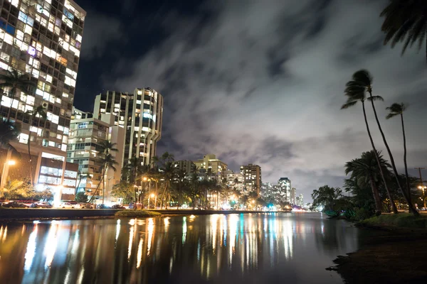 Waikiki gebouwen Hotels Palms het platform Kapahulu Avenue Ala Wai Canal — Stockfoto