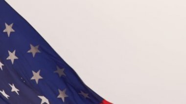 Parlak vatansever Amerikan bayrağı Stars and Stripes sallayarak Rüzgar