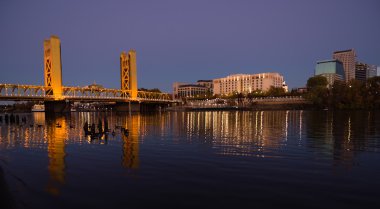 Tower Bridge Sacramento Nehri Capital City'nin California şehir manzarası
