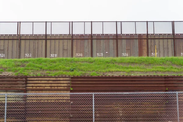 Valla que separa México de California Estados Unidos Mexican Bo — Foto de Stock