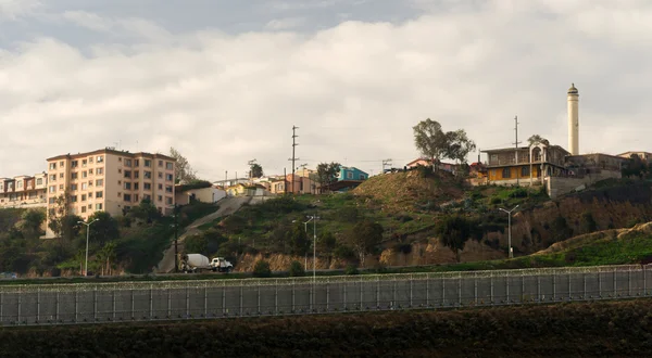 Tijuana Messico Guardando oltre il confine di filo spinato San Diego California — Foto Stock