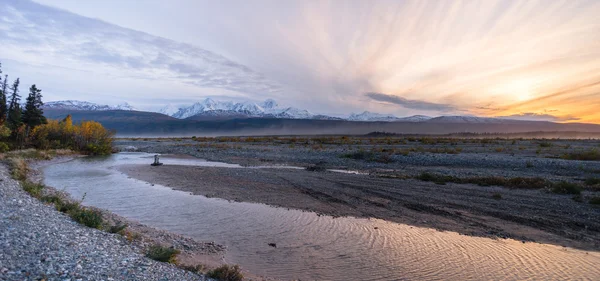 Sonnenaufgang Bergkette Gulkana Fluss zentrale alaska — Stockfoto