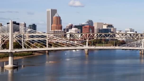 Tilikum overschrijden van Portland Oregon nieuwe brug constructie Willamette rivier — Stockvideo