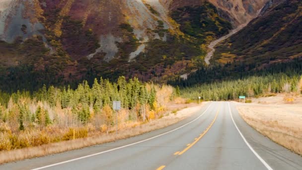 Autobahn führt durch Gipfel des Alaska-Gebirges Herbst-Saison — Stockvideo