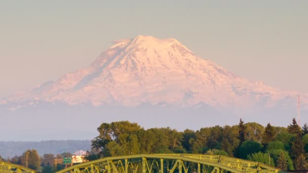 Železniční vůz přemosťuje Puyallup řeka Mt. Rainier Washington — Stock video