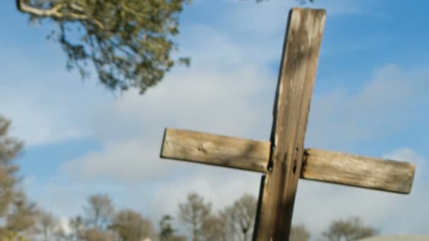 Lápidas primitivas Marcador de madera del cementerio rural — Vídeo de stock
