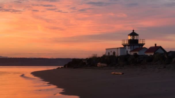 Parlak turuncu gündoğumu Puget Sound işaret yok noktası deniz feneri — Stok video
