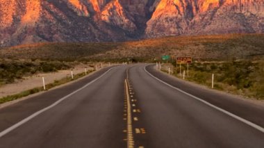 Red Rock Canyon Las Vegas ABD iki şeritli Otoban yol açar