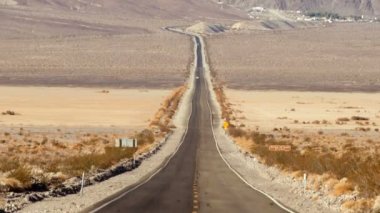 Uzun çöl iki şeritli otoyol Death Valley California