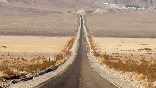 Ερήμου μακράς δύο Lane Highway Καλιφόρνια κοιλάδα του θανάτου — Αρχείο Βίντεο