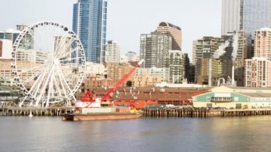Rıhtım rıhtımı binaları. Dönme dolap. Seattle Elliott Körfezi.