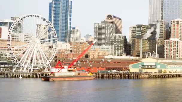 Pijlers aanlegsteiger gebouwen naald Ferris wiel Seattle Elliott baai — Stockvideo