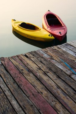 Sarı ve kırmızı kayık Gölü