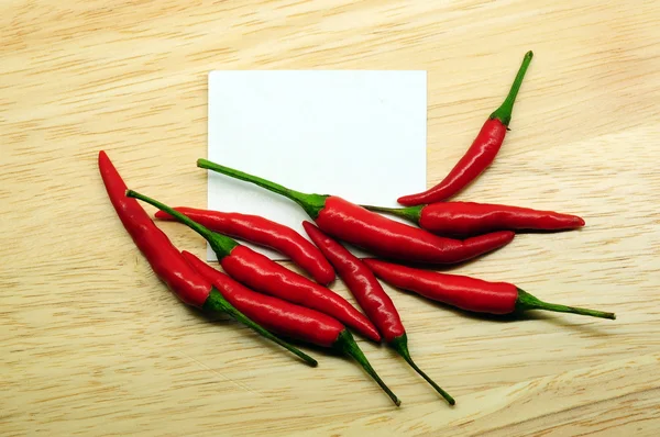 Peperoncino piccante rosso con carta bianca — Foto Stock