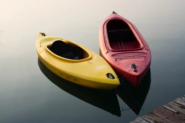 Kayak amarillo y rojo en el lago —  Fotos de Stock
