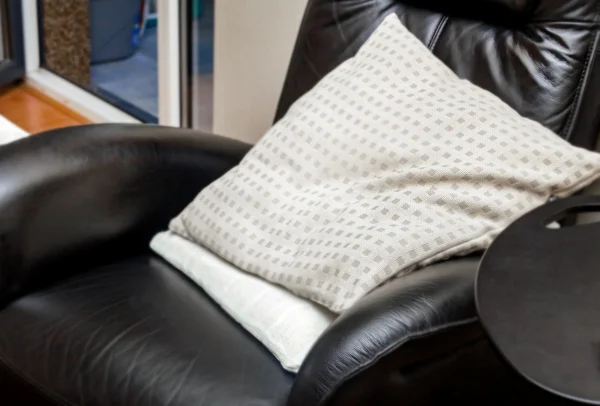 Siyah deri konfor koltuk yastıklar — Stok fotoğraf
