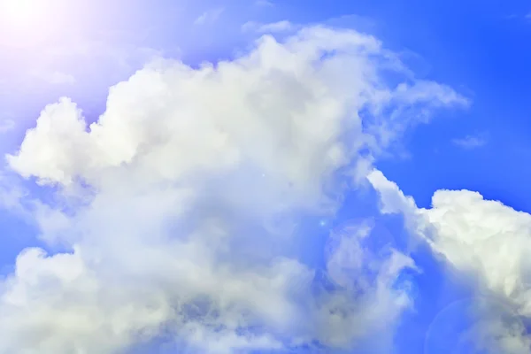 Nuvens brancas no céu azul ensolarado — Fotografia de Stock