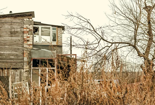 废弃的破旧房屋秋日 — 图库照片