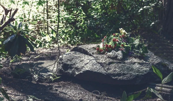 Großer dunkelgrauer Grabstein — Stockfoto