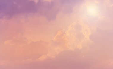 Couds pembe gökyüzünde 