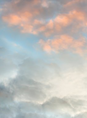 Gri ve pembe bulutlar 