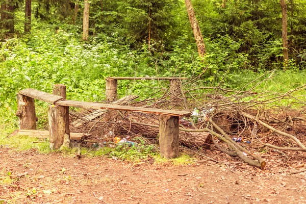 Bancs en bois dans les bois pour pique-nique — Photo