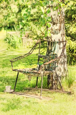 Huş ağacı yakınındaki eski sandalye