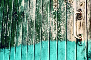 Eski yarım boyalı kapı