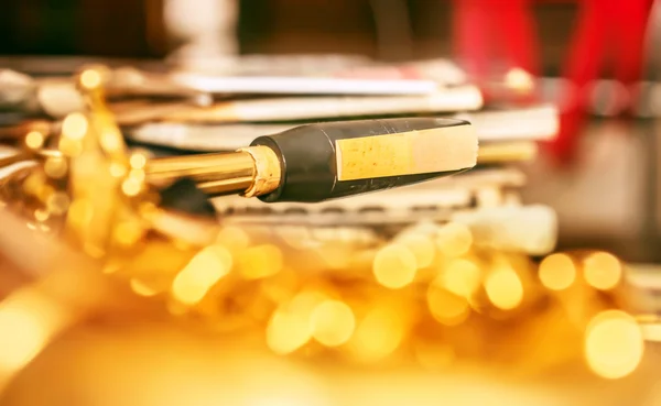 Sax mouthpiece on gold — Stock Photo, Image