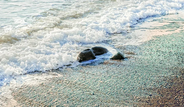 Havet surfa på pebble beach — Stockfoto