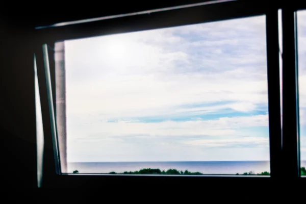 Голубое небо в широком окне — стоковое фото