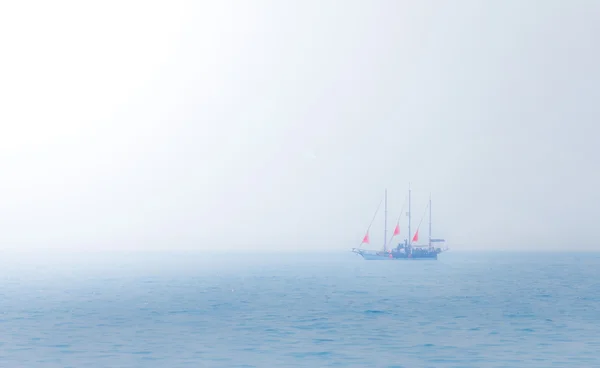 Levereras med scarlet seglen på horisonten — Stockfoto