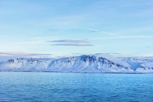 在快乐的冬日 冰岛白雪覆盖的高山和海水 — 图库照片