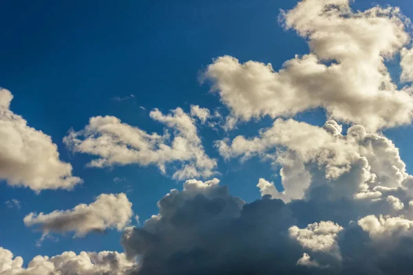 Real Divertido Exuberante Nuvens Brancas Contra Azul Ensolarado Céu Feliz — Fotografia de Stock