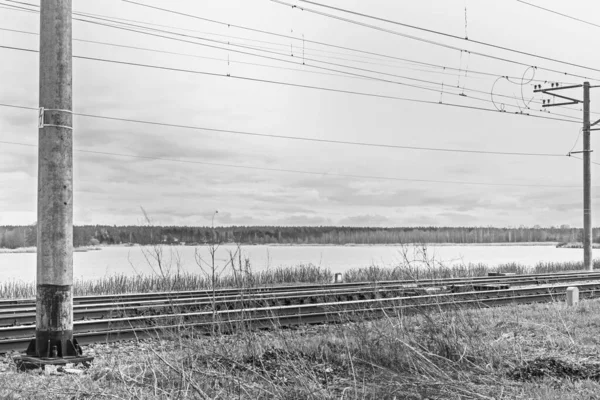 Skutečná Železnice Podél Řeky Zamračený Den Jako Symbol Odpočinku Černé — Stock fotografie