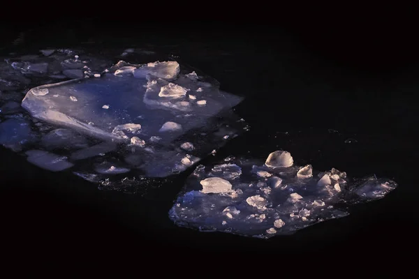 Naprawdę Piękne Zimowe Kawałki Lodu Głębokiej Ciemnej Wodzie — Zdjęcie stockowe