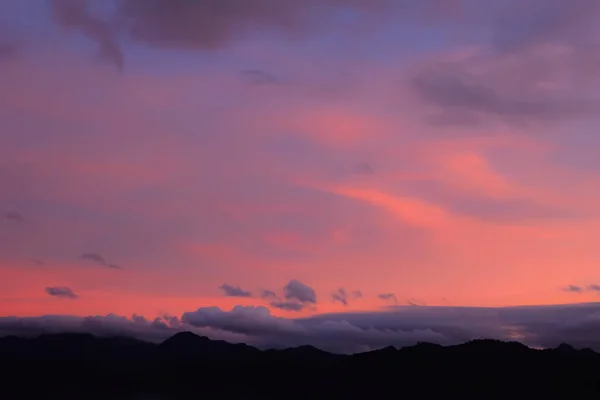 Charmante Silhouette Von Bergen Und Sonnenuntergang Rosa Himmel Traum lizenzfreie Stockbilder
