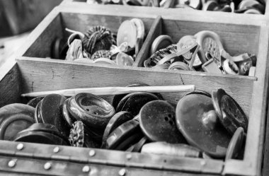 Eski düğmeli eski kutu siyah beyaz geçmişin ve retro 'nun sembolü gibi