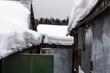 Kış günü eski çatılarda kalın bir kar tabakası