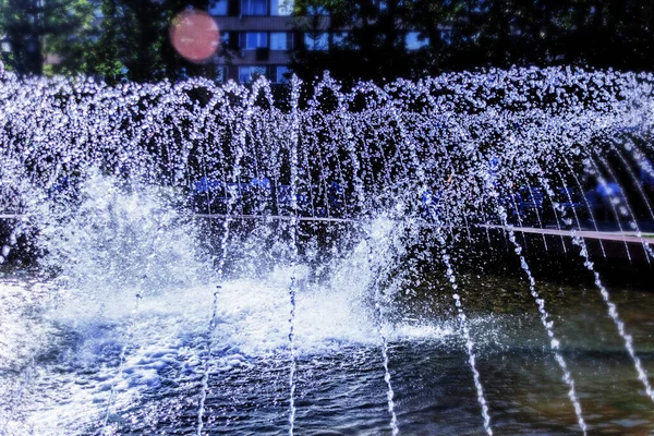 Opravdu Šťastná Fontána Trysky Slunné Letní Den Pro Šťastné Okamžiky — Stock fotografie