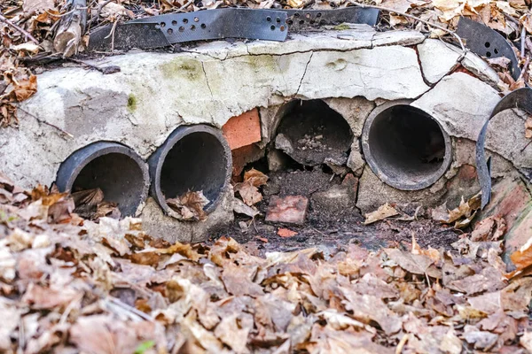 Bahar Bulutlu Bir Günde Toprakta Gerçek Eski Borular — Stok fotoğraf