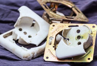 Koyu mavi arka planda gerçek plastik eski elektrik prizleri