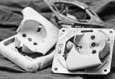 Gerçek plastik hafif eski elektrik prizleri siyah beyaz