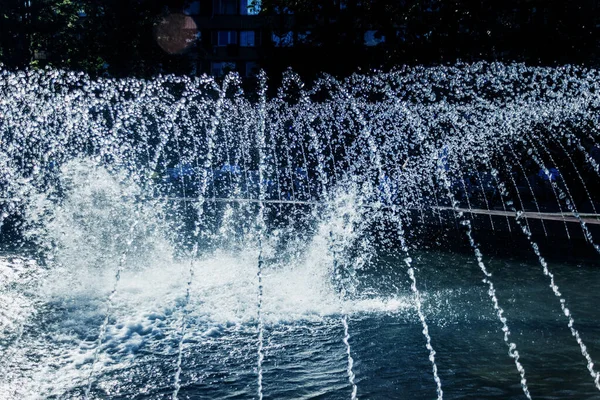 Véritable Jet Frais Fontaine Éclaboussure Sur Ensoleillé Heureux Jour Été — Photo