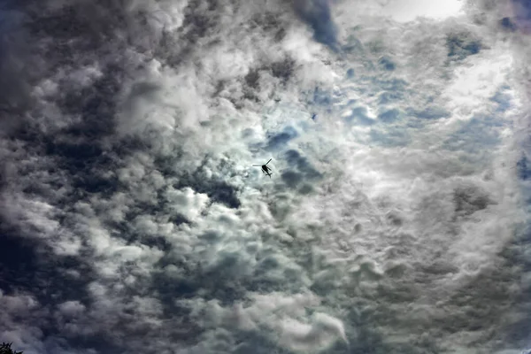 Vero Piccolo Elicottero Coraggioso Cielo Profondo Nuvoloso Duro — Foto Stock