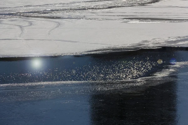 Solen i vinter vatten — Stockfoto