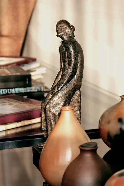 Bronze figure of a traveller in the hat — Stock Photo, Image