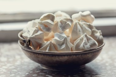 Gümüş tabak içinde beyaz beze